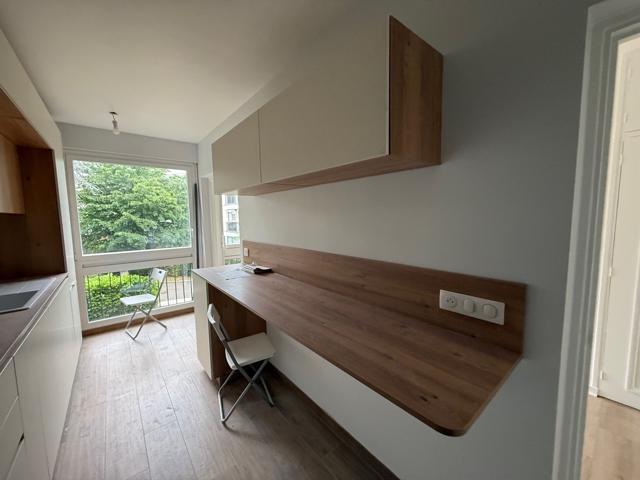 Bureau intégré en bois et meubles hauts, fenêtre sur la verdure