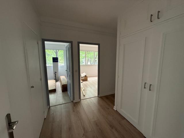 Couloir avec placards intégrés