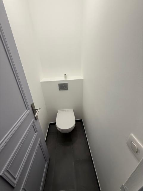 WC suspendu, sol anthracite
