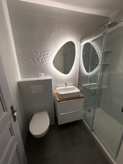 Meuble vasque, WC suspendu et douche