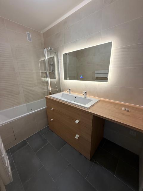 Baignoire, double vasque et miroir rétroéclairé