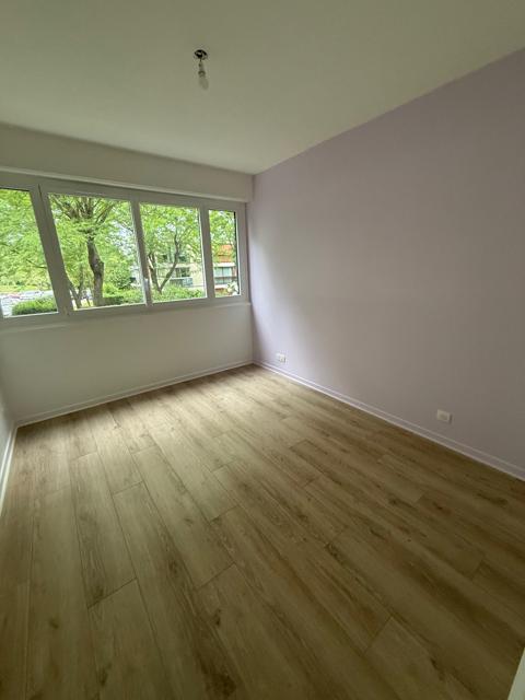 Chambre lumineuse sur la verdure