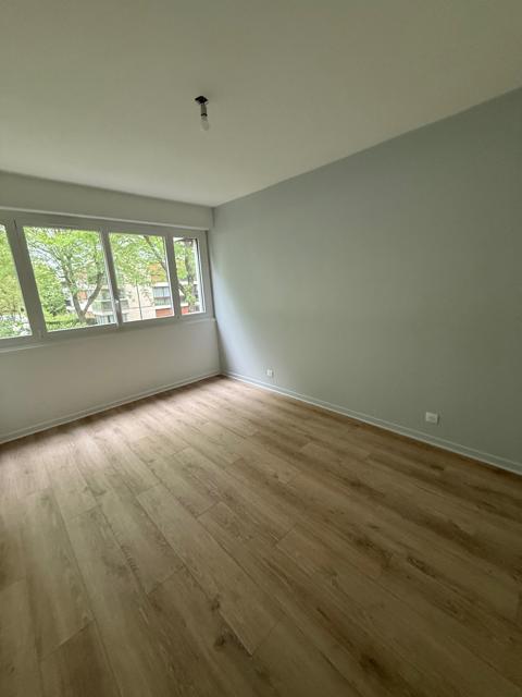 Chambre avec grandes fenêtres