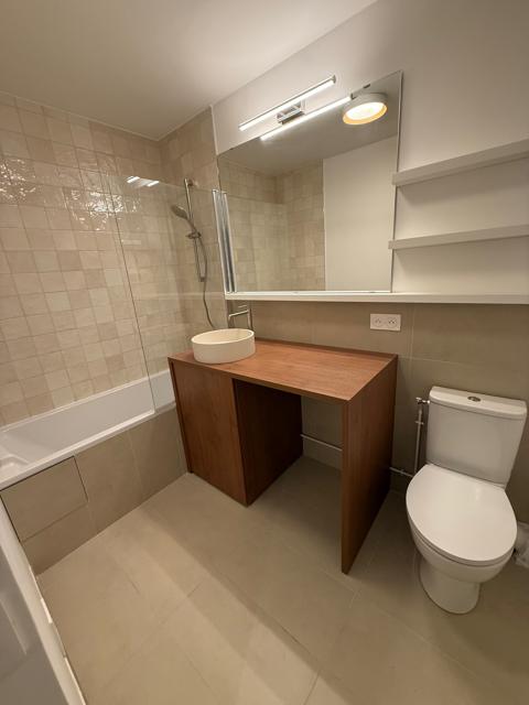 Meuble vasque en bois, carreaux et étagères