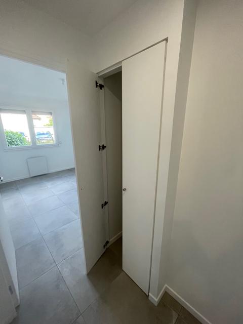 Couloir et porte coulissante