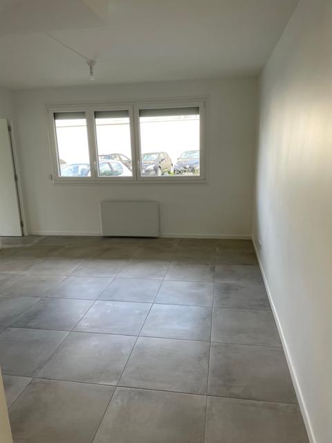 Pièce avec fenêtres et radiateur