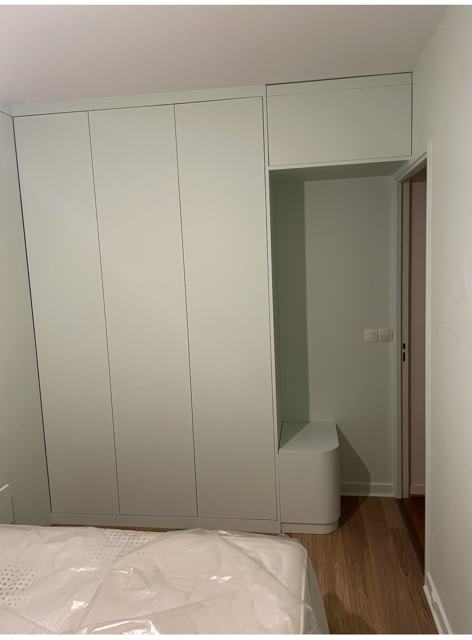 Armoire jusqu’au plafond et banc intégré
