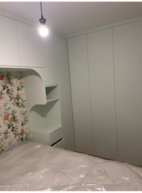 Tête de lit et grande armoire sur mesure