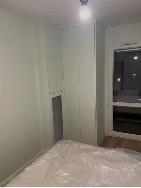 Armoire d’angle près de la fenêtre