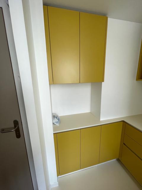 Cuisine compacte avec meubles hauts