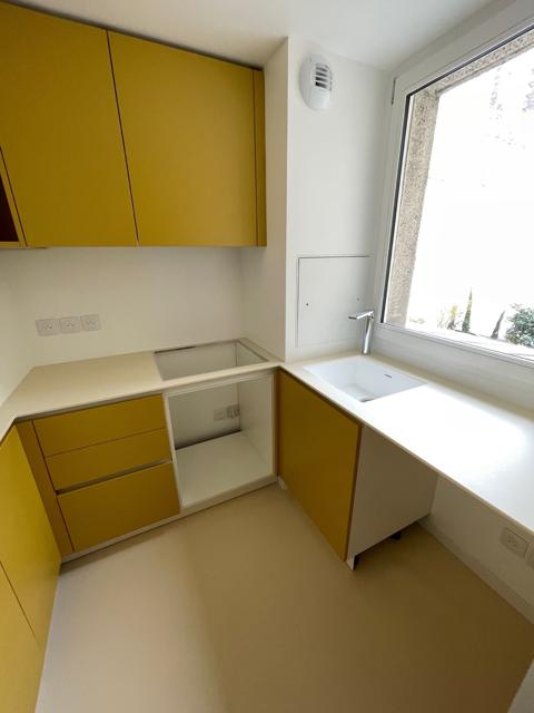 Cuisine éclairée par une grande fenêtre