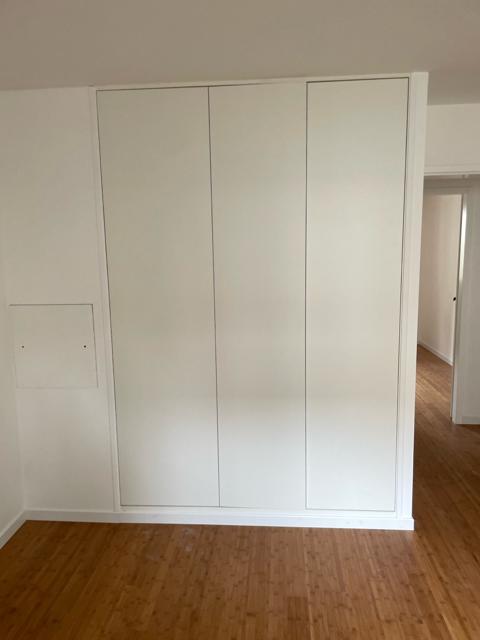 Grand placard blanc, portes toute hauteur