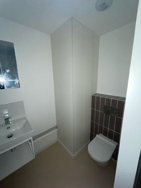Salle d’eau avec lave-mains et WC suspendu