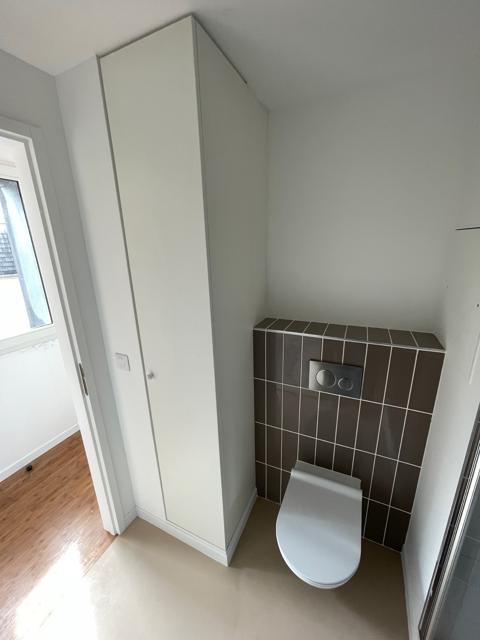 WC suspendu et placard intégré