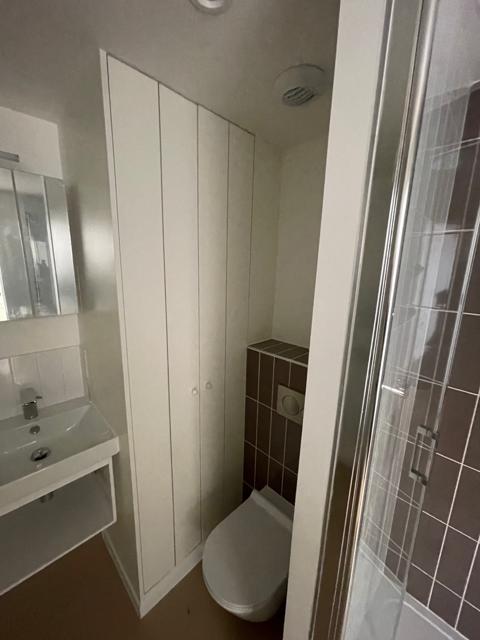Placard haut et WC suspendu