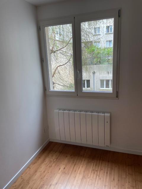 Fenêtre à deux vantaux et radiateur