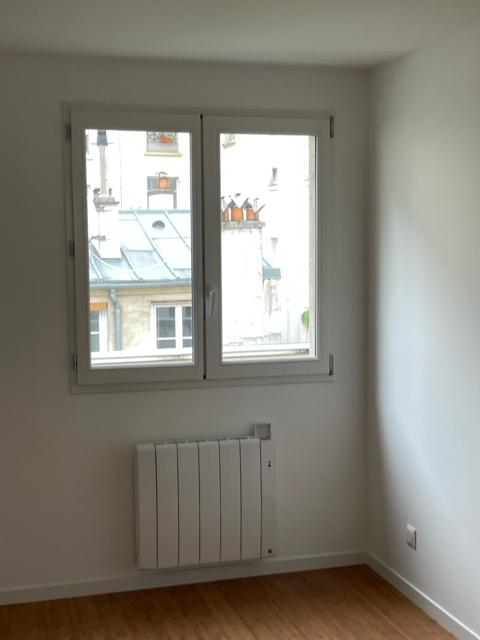 Fenêtre à deux vantaux, vue sur les toits