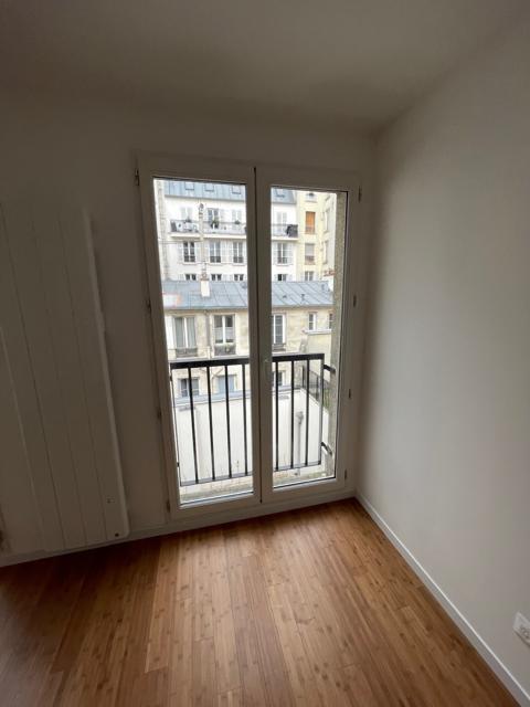 Porte-fenêtre à deux vantaux avec garde-corps