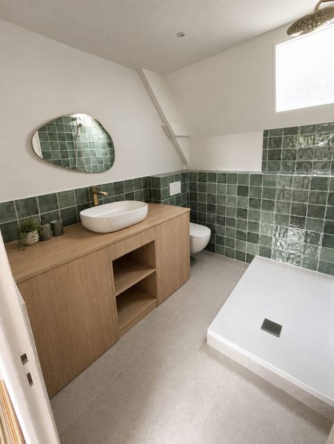 Salle de bain : meuble en bois sur mesure et carreaux verts