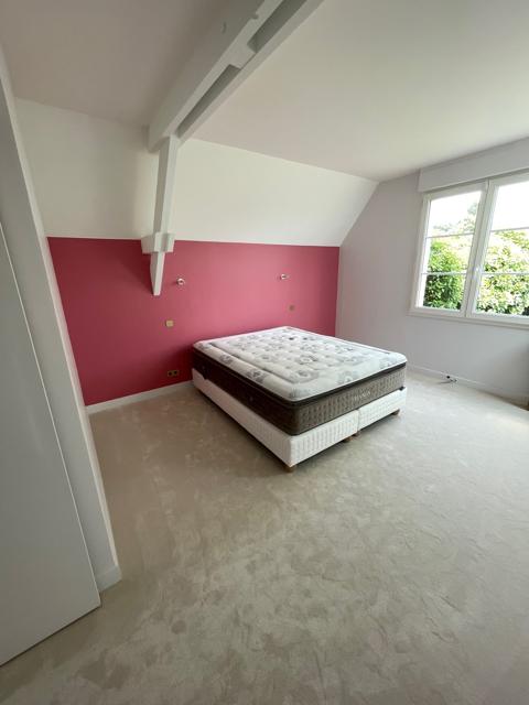 Chambre sous combles avec mur coloré