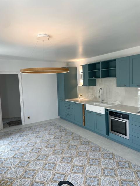 Cuisine bleu-vert sur mesure avec carreaux de ciment