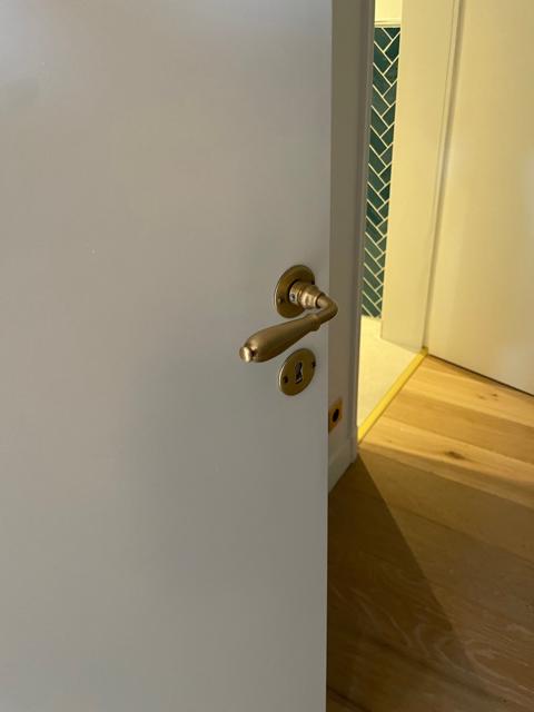 Poignée laiton sur porte blanche