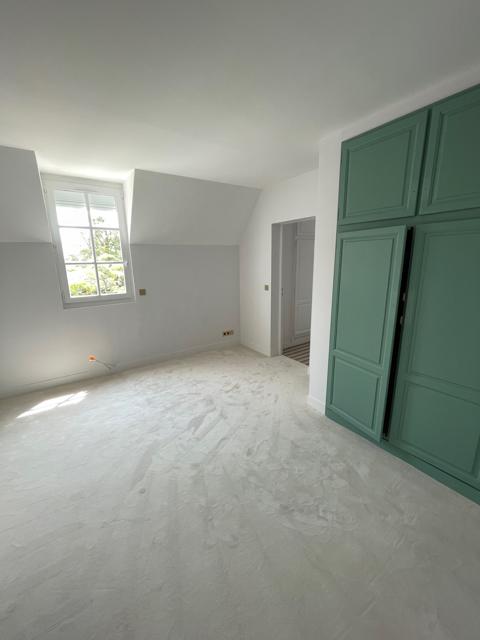 Chambre avec placards verts sur mesure