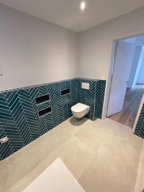 WC suspendu et faïence en chevrons