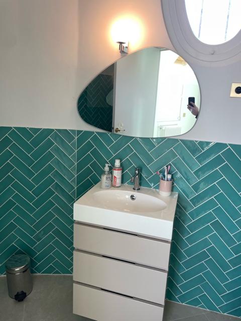 Vasque, miroir et faïence en chevrons