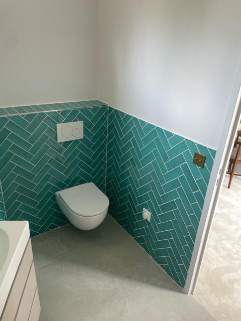 WC suspendu et faïence turquoise
