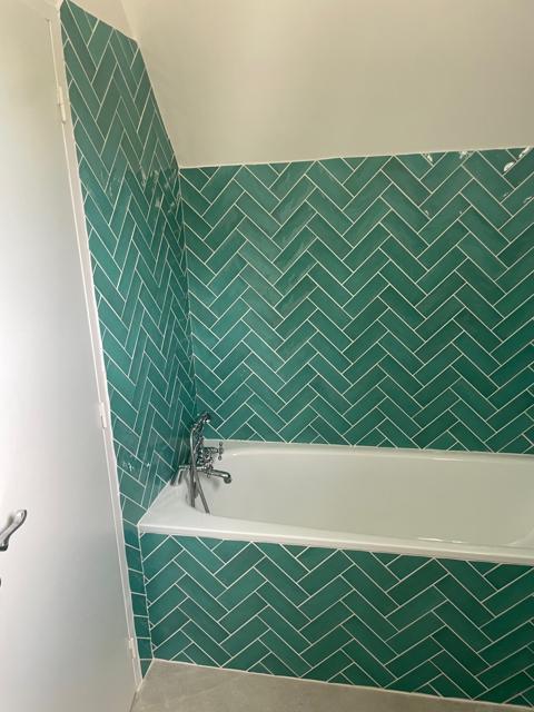 Baignoire et faïence en chevrons