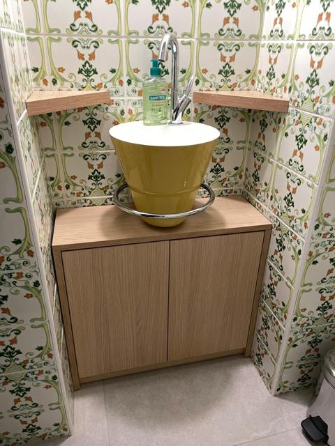 Toilettes avec papier peint à motifs et vasque