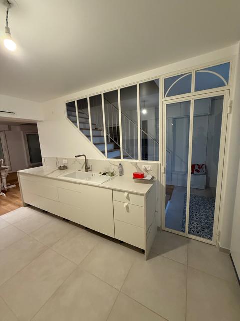 Verrière atelier et portes vitrées au-dessus de la cuisine