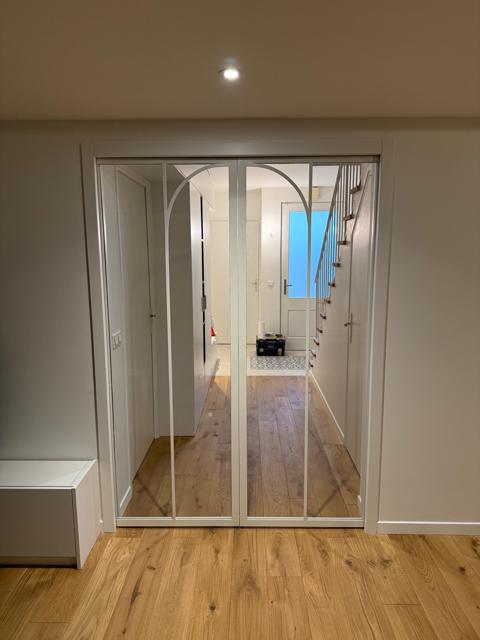 Double porte vitrée de style atelier, parquet chêne