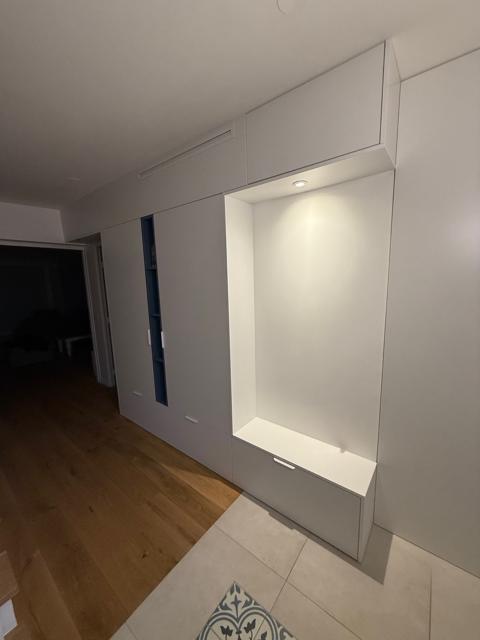 Meuble d’entrée avec niche éclairée et banc