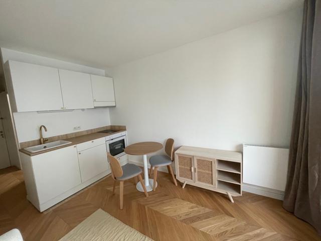 Kitchenette, coin repas et meuble bas