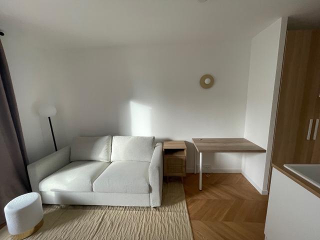 Coin salon avec bureau intégré