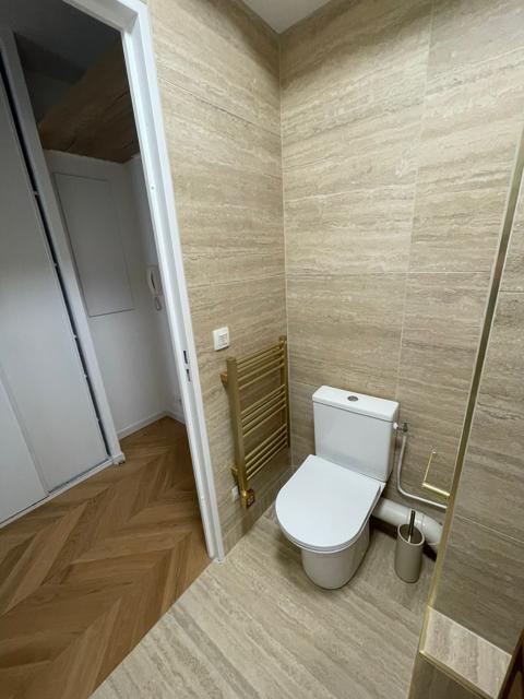 WC avec sèche-serviettes doré