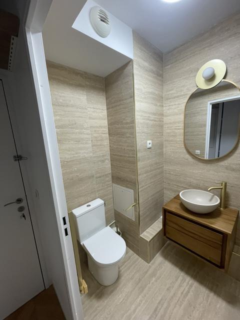 Meuble vasque en bois et miroir ovale